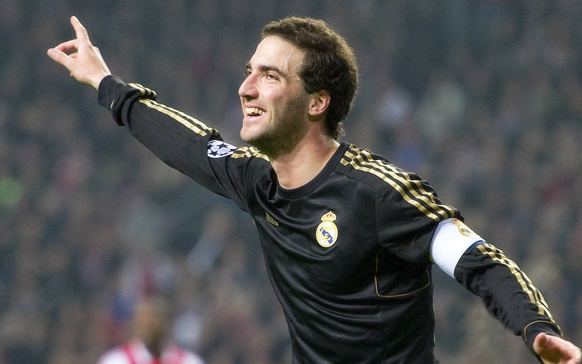 国际体坛巨星足球精彩瞬间：场上对决，足球巨星比赛